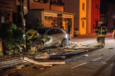 Korb: Von Fahrbahn abgekommen Stromkasten und Pkw gerammt